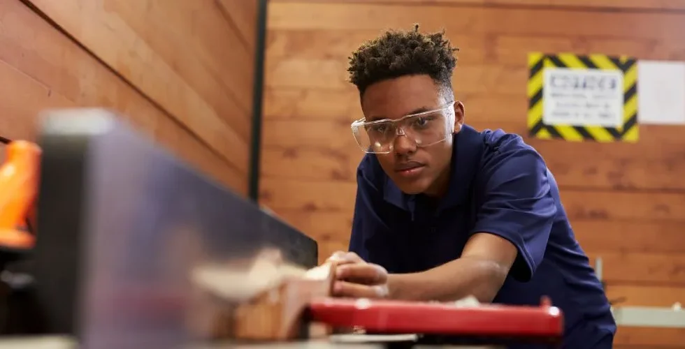 Dégauchir sans dégauchisseuse : méthodes efficaces pour des surfaces planes